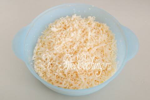 Тертый сыр сулугуни и адыгейский, перемешанный для начинки