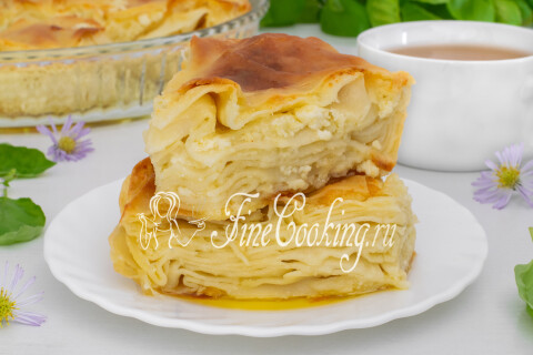 Горячая домашняя ачма на тарелке, нарезанная порционными кусками