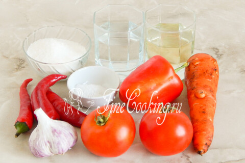 Продукты для аджики: помидоры, морковь, сладкий и острый перец, чеснок