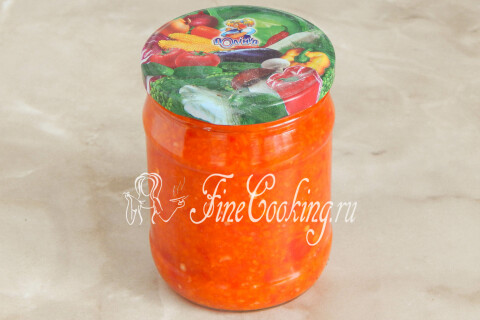 Банки с овощной заготовкой, закрытые крышками с помощью ключа