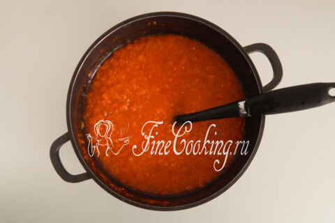 Овощная масса в кастрюле пробуется на вкус деревянной ложкой