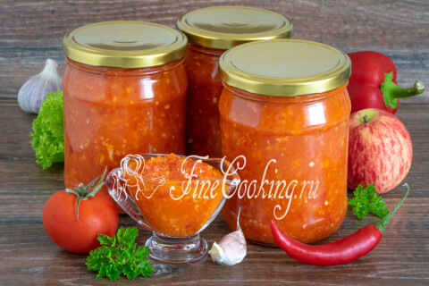 Баночки аджики с яблоками, готовые к зимнему хранению