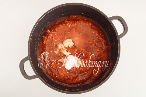 Кастрюля с овощной пастой, солью, сахаром, маслом и чесноком