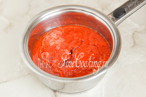 Перечная масса с уксусом и маслом кипит в кастрюльке