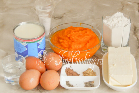 Продукты для тыквенного пирога: тыквенное пюре, сгущённое молоко, яйца, мука и пряности