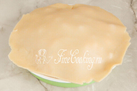 Второй пласт теста накрывает начинку, плотно прижатый к яблокам.