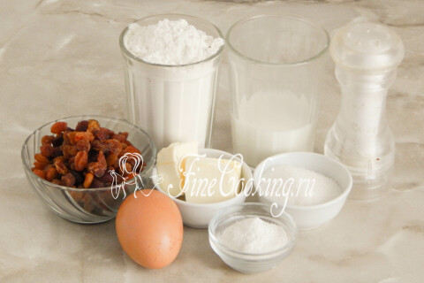 Продукты для английских сконов: мука, молоко, сливочное масло, изюм, яйцо, сахар, разрыхлитель