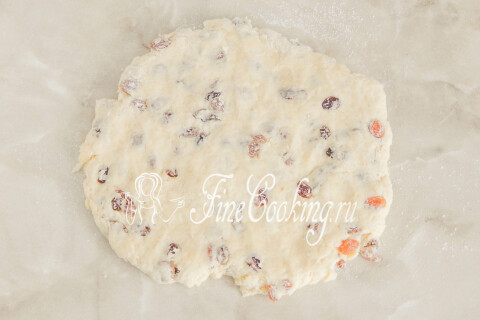 Пласт теста, разровненный руками толщиной около двух сантиметров