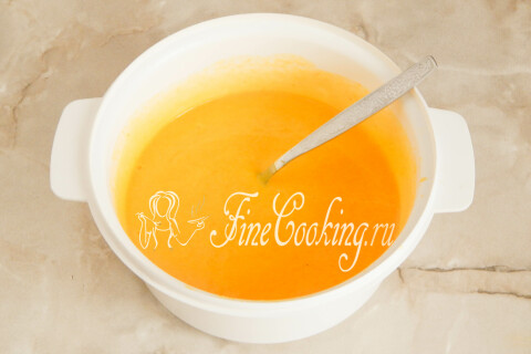 Апельсиновый курд под пищевой плёнкой, прижатой к поверхности