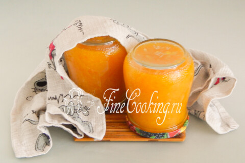 Перевёрнутые банки с джемом, укутанные полотенцем для остывания.