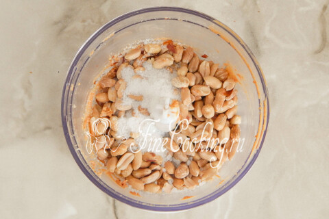 Арахис с растительным маслом, солью и сахаром в чаше комбайна