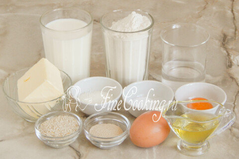 Продукты для слоёных багетов: пшеничная мука, молоко, сливочное и оливковое масло, яйцо, дрожжи, сахар, соль и кунжут