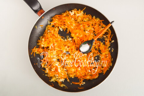 Готовая овощная начинка из лука, моркови и чеснока в сковороде.