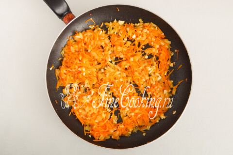 Ложка с овощной начинкой для пробы на вкус над сковородой.