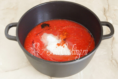 Томатно-перечная масса в кастрюле с сахаром, солью и растительным маслом
