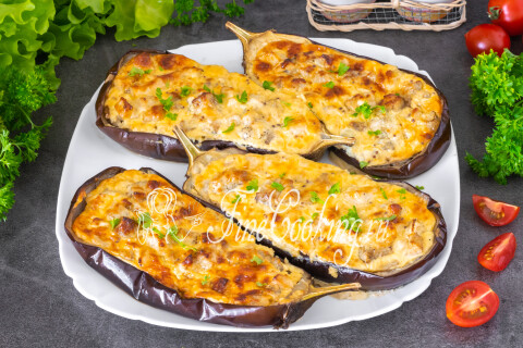 Баклажаны с сыром и чесноком, запечённые в духовке, на тарелке
