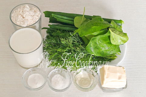 Продукты для хычинов с зеленью: мука, кефир, шпинат, зелёный лук и укроп.