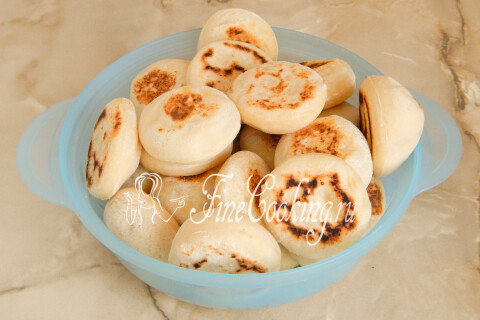 Марокканские лепёшки, сложенные горкой в миску после жарки
