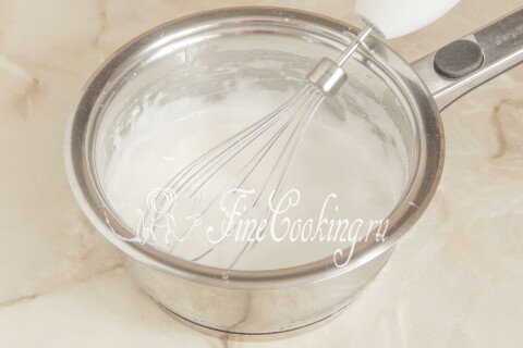 Взбитая на миксере воздушная белковая пена с растворённым сахаром