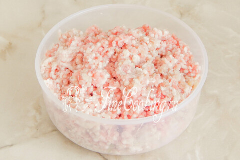 Свинина с репчатым луком, пропущенные через мясорубку