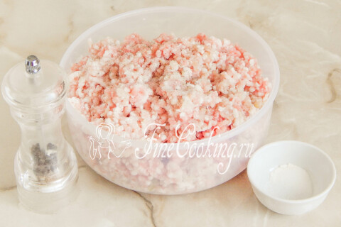 Мясной фарш, посоленный и поперчённый в миске