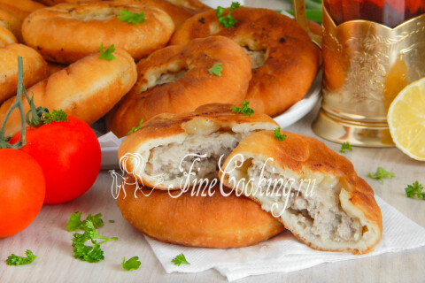 Разрезанный беляш с сочной мясной начинкой и хрустящей корочкой