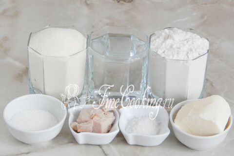 Продукты для хлеба с манкой: вода, пшеничная мука, манная крупа, дрожжи, сливочное масло и сахар
