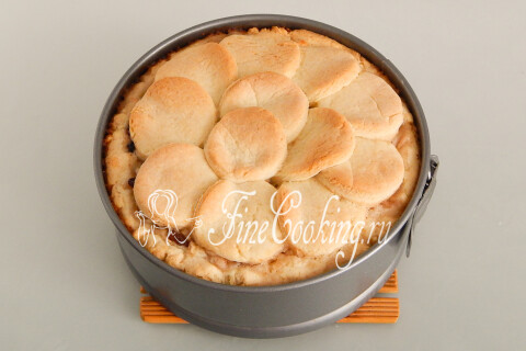 Форма с пирогом в разогретой до 180 градусов духовке на среднем уровне