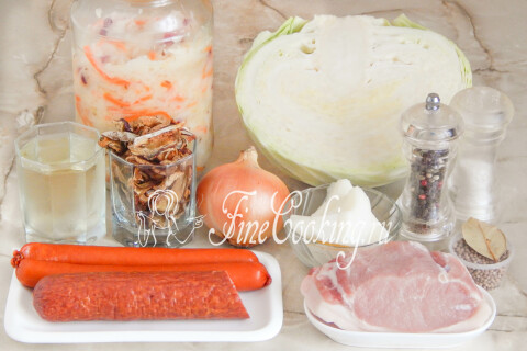 Продукты для бигоса: квашеная и белокочанная капуста, свинина, копчёности, лук, грибы и вино