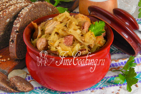 Бигос по-польски с мясом и капустой в глубокой тарелке