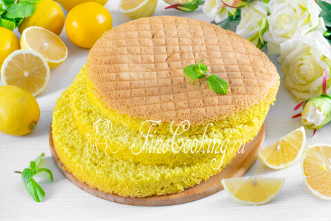 Пышные коржи из лимонного бисквита, нарезанные поперёк для торта.