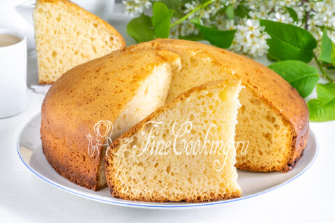 Пышный бисквит на сгущёнке, разрезанный на кусочки к чаепитию