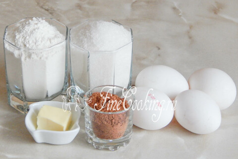 Продукты для бисквита с какао: яйца, сахарный песок, пшеничная мука и какао-порошок