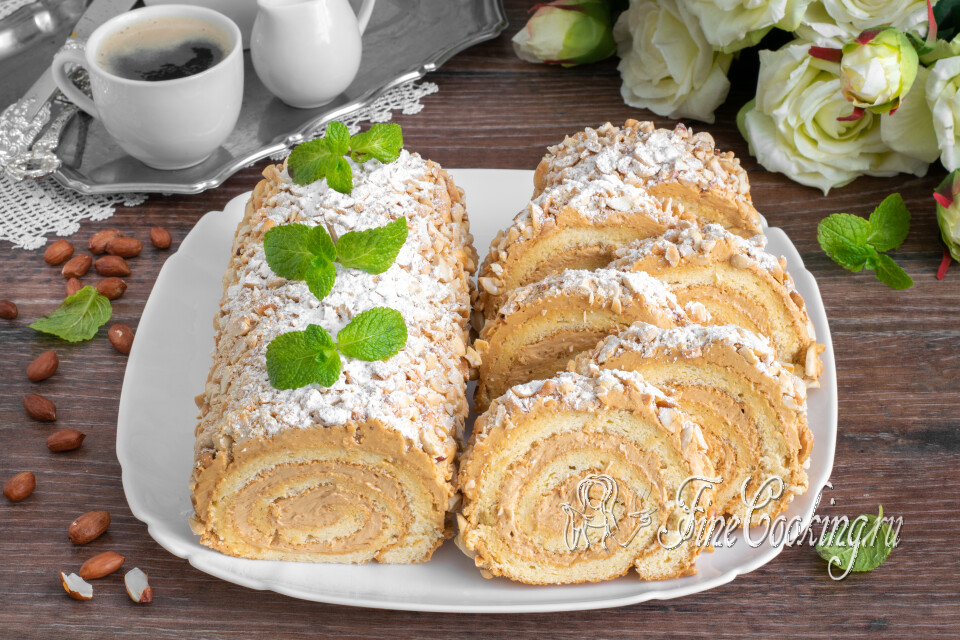 Бисквитный рулет с вареной сгущенкой и орехами — готовое блюдо