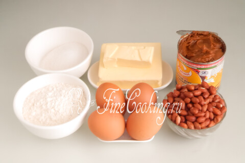 Продукты для бисквитного рулета: куриные яйца, мука, сахар, вареная сгущенка, сливочное масло и арахис