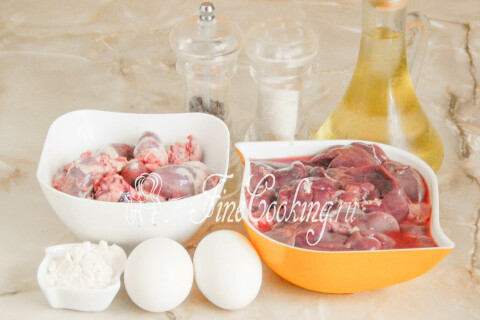 Продукты для печёночных блинчиков: куриная печень, сердечки, яйца, мука, масло, соль и перец