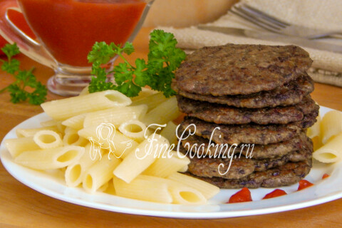 Блинчики из куриной печени и сердечек поданы с гарниром на тарелке
