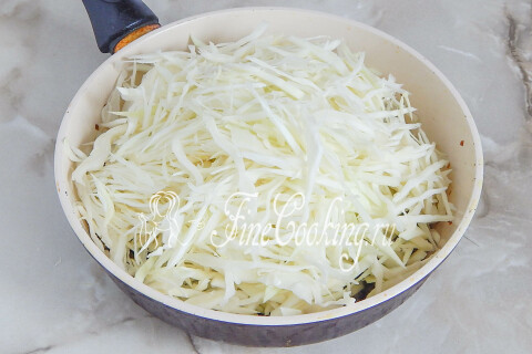 Капуста, добавленная к грибам с луком и тушащаяся под крышкой