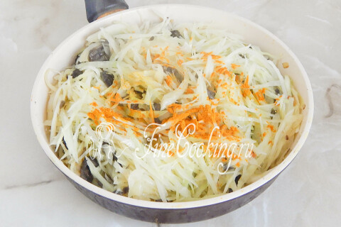 Тушёная капуста с грибами и куркумой в сковороде под крышкой