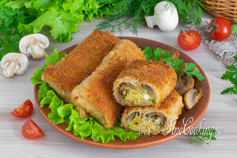 Блинчики с капустой, грибами и яйцами в панировке — готовое блюдо