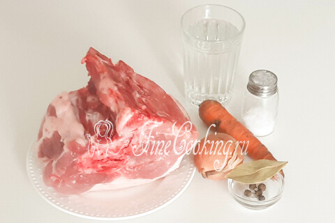 Продукты для мясной начинки: свинина, вода, морковь, репчатый лук, лавровый лист, душистый перец и соль