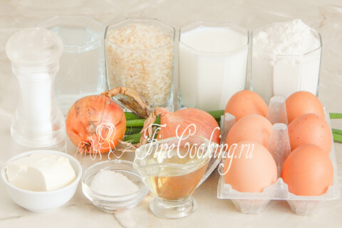 Продукты для блинчиков с начинкой: мука, молоко, яйца, рис, лук репчатый и зелёный