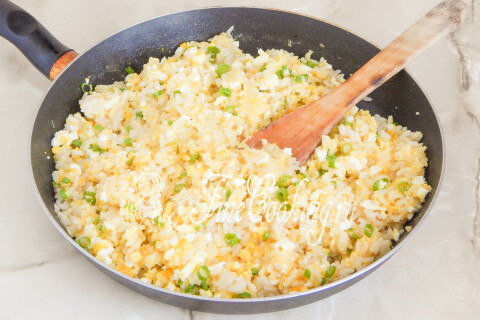 Готовая рисовая начинка с луком и яйцами в сковороде
