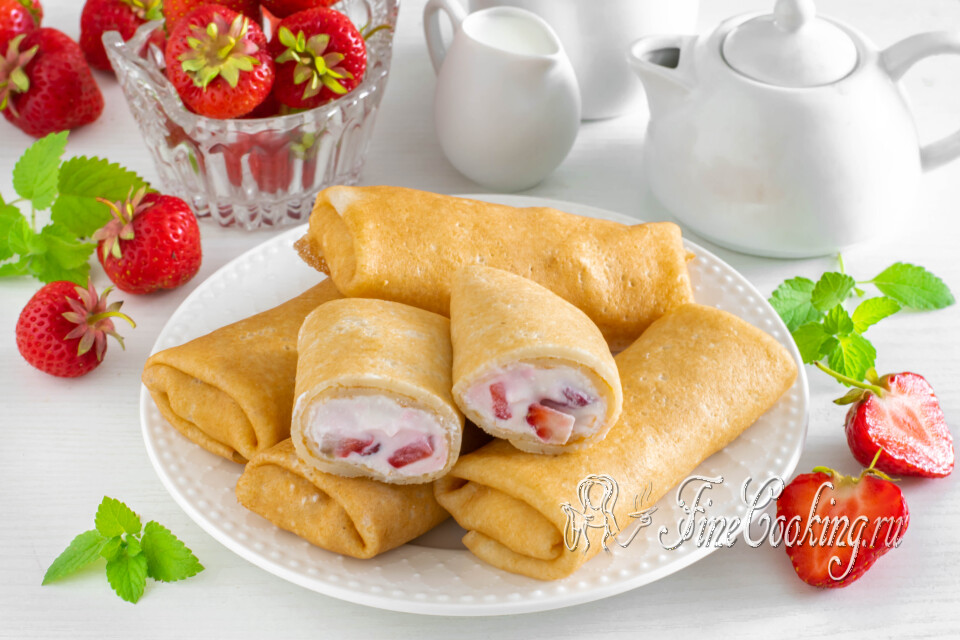 Блинчики с творогом и клубникой — готовое блюдо