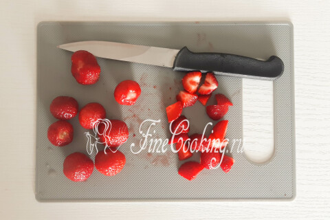 Клубника, нарезанная небольшими кусочками произвольной формы