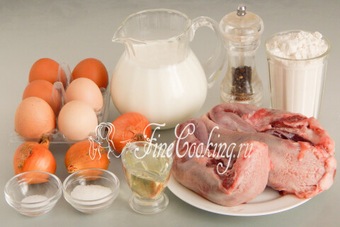 Продукты для блинчиков с языком и яйцами: мука, молоко, яйца, свиной язык, лук и растительное масло