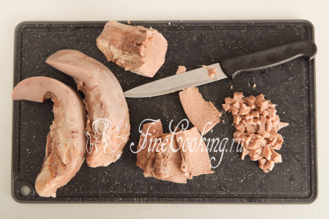 Язык без пленки, нарезанный мелким кубиком