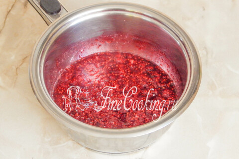 Ягодная масса с растворившимся сахаром нагревается в сотейнике до горячего состояния