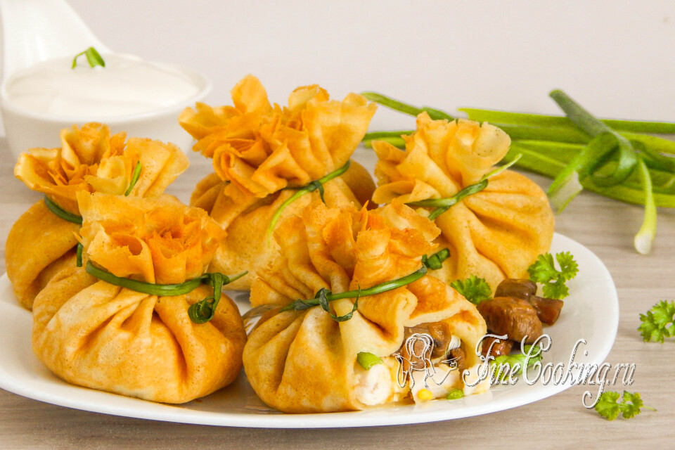 Блинные мешочки с курицей и грибами — готовое блюдо