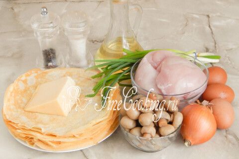 Продукты для блинных мешочков: тонкие блины, куриное филе, шампиньоны, репчатый и зелёный лук, яйца, сыр
